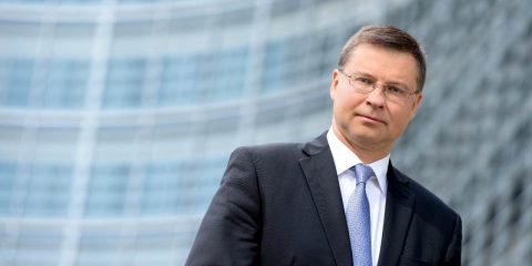 Minerali critici per veicoli elettrici, negoziati UE-USA. Dombrovskis: “Accesso equo al mercato americano”