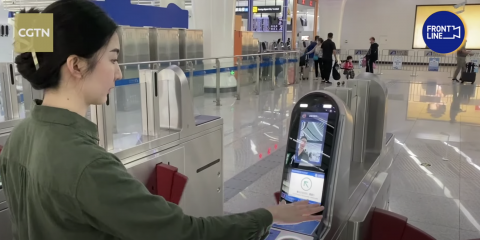 A Pechino il biglietto della metropolitana si paga con il palmo della mano (video)