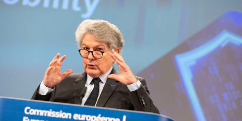 Data Act, l’Europa raggiunge l’accordo. Breton: “Garantiamo che i dati industriali siano archiviati e elaborati nel rispetto delle norme Ue”