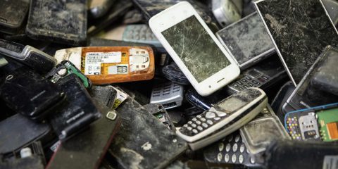 Cinque miliardi di vecchi cellulari chiusi nel cassetto. La carta del ricondizionamento. Scarica il Report della GSMA