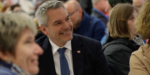 Il Cancelliere dell’Austria: “Proteggere il contante in Costituzione come mezzo di pagamento”