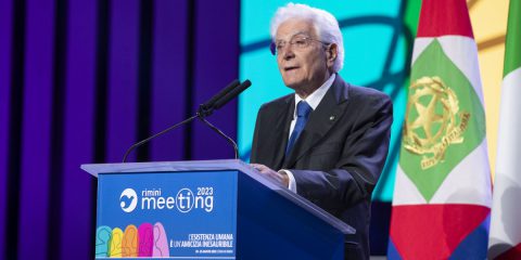 Mattarella ai giovani: “Usate i social sempre con intelligenza. Impedite che vi catturino, producendo una somma di solitudini”