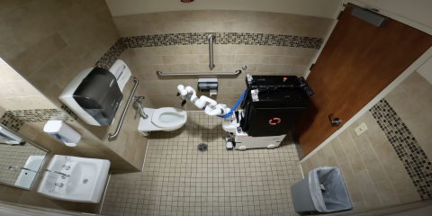 IA, il robot che pulisce le toilette per 8 ore al giorno (Video)