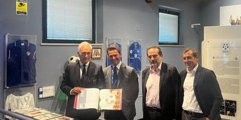 Azzurri e filatelia, Poste italiane ripercorre la storia dal 1934 e la raccoglie in un libro