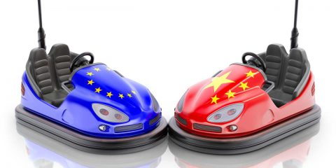 Auto elettriche, Pechino risponde alle accuse dell’UE: “E’ protezionismo, sconvolgerà supply chain globale”
