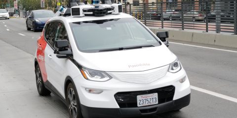 Guida autonoma, a San Francisco due auto Cruise bloccano un’ambulanza. Un morto
