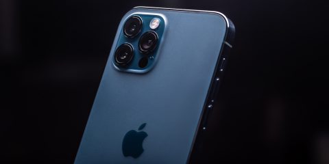 iPhone 12 ritirato in Francia: “Onde elettromagnetiche troppo potenti per gli arti”. E in Italia?