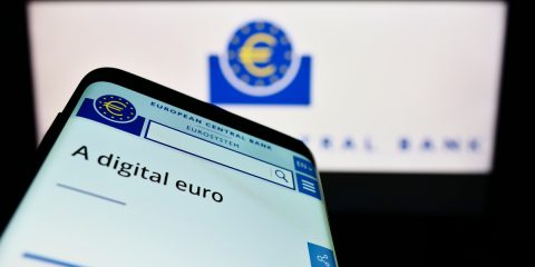 Euro digitale, Garanti privacy: “Più garanzie”. Per  banche a rischio fino a 20% profitti. I 4 consigli di Mediobanca