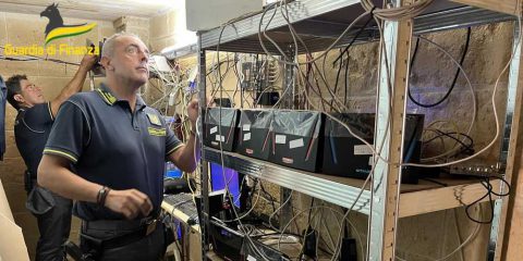 Pirateria audiovisiva, colpita centrale di trasmissione illecita di contenuti Sky a Canosa di Puglia (Video)