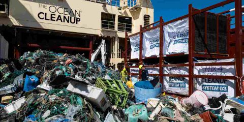 Plastica, 46 mila kg di rifiuti tirati via dal Pacifico con il ‘System 03’ di Ocean Cleanup (video)