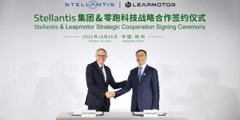 Auto elettriche, Stellantis sfida l’UE ed entra nel mercato cinese investendo 1,5 miliardi di dollari in Leapmotor