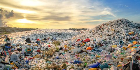 Plastica, vale il 3,4% delle emissioni globali di CO2 (più del trasporto aereo)