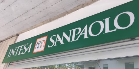 Intesa Sanpaolo trasferisce 300mila correntisti a Isybank. Antitrust apre indagine. Consumatori: “Mai firmato il nuovo contratto”