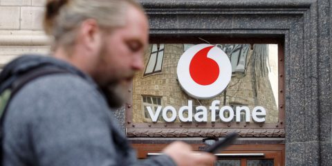 Vodafone, 8 miliardi per cedere l’Italia a Fastweb