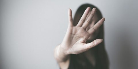 Statistiche sul femminicidio in Italia, +36% le allerte al numero rosa antiviolenza 1522 nel 2023. 113 richieste di aiuto ogni giorno