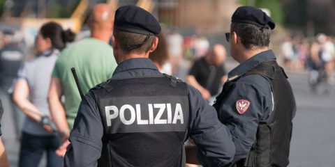 Lo stipendio di un poliziotto semplice è di 1.250 euro