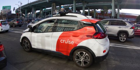 RoboTaxi, Cruise licenzia 9 manager addetti alla sicurezza e 900 dipendenti. Persi 8 miliardi di dollari