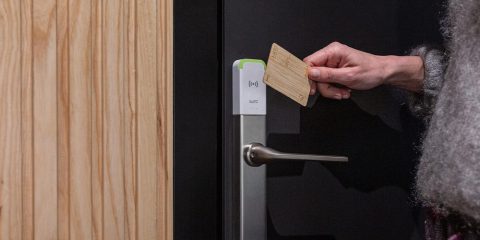 Perché gli hotel stanno dicendo addio alle chiavi magnetiche di plastica