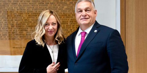 Meloni chiama Orban sul caso Salis. Tensione tra maggioranza e opposizioni