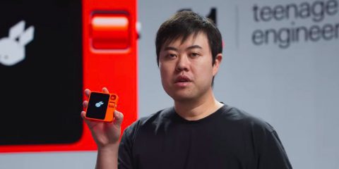 Rabbit R1, l’assistente tascabile basato su AI è la vera star al CES di Las Vegas (video)