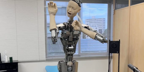 Il robot umanoide Alter3 con la mente di GPT-4 suona il rock e si scatta i selfie