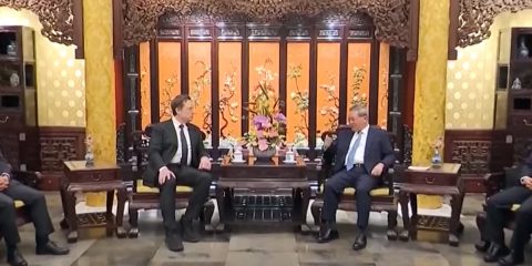 Tesla a guida autonoma, si faranno in Cina? La visita lampo a Pechino di Elon Musk (Video)