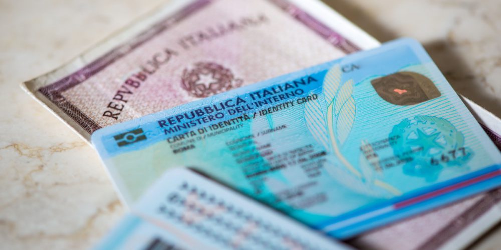 Carta d’identità per over 70, dal 2026 non va più rinnovata. Ma non per chi va all’estero