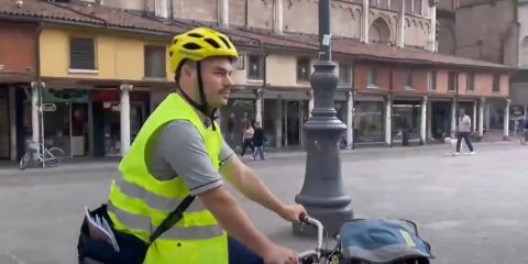 La sostenibilità su due ruote di Poste Italiane a Ferrara (Video)