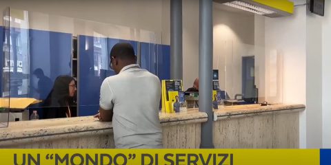 Poste Italiane. Ufficio Postale multietnico a Roma, punto di riferimento per turisti e residenti stranieri (Video)