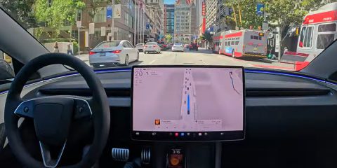 Tesla, da San Francisco a Palo Alto (50 km) solo in guida autonoma (video)