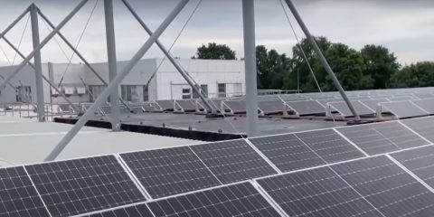 Poste Italiane installerà 1.400 moduli fotovoltaici entro il 2026 (video)