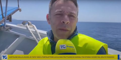 Poste Italiane, a San Fruttuoso di Camogli lettere e pacchi arrivano dal mare (video)