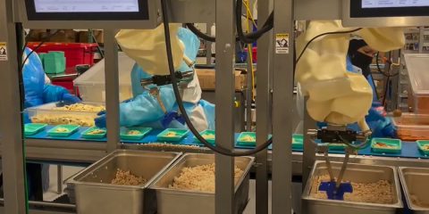 L’AI guida i robot cuochi nella preparazione dei pasti negli USA (video)