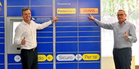 Poste Italiane e DHL Commerce installano il primo locker per consegna e ritiro pacchi 24 ore su 24