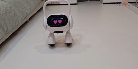 Il cane-robot con l’AI tiene compagnia raccontandoci storie da una foto
