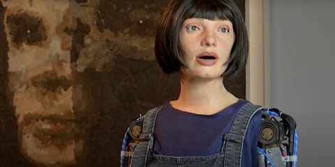 Robot umanoide dipinge ritratto di Alan Turing “AI God”, venduto a 1 milione di dollari. Il video