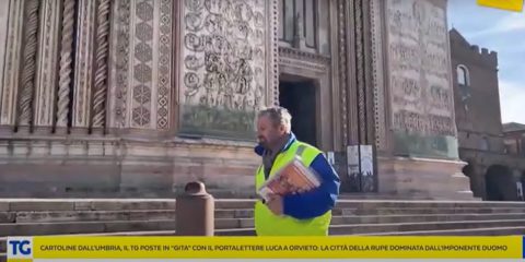 Poste Italiane, alla scoperta di Orvieto con il portalettere Luca (video)