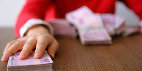 Strozzini e soldi facili: a rischio il 23,1% degli italiani