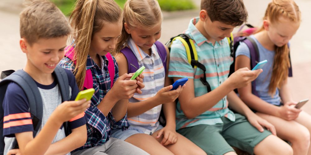 Bambini e digitale:“No” allo smartphone sotto i 13 anni