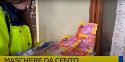 Poste Italiane, la portalettere Cristina sfila tra le maschere di Cento