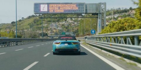 Nonostante le paure, le auto a guida autonoma la stanno spuntando. Il focus ASviS