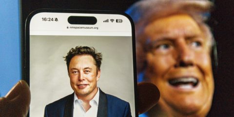 Musk lascia il DOGE per dedicarsi alla crisi di Tesla. Ma i tagli potrebbero costare ai contribuenti Usa 135 miliardi di dollari