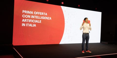 iliad festeggia 7 anni lanciando anche un assistente AI professionale sviluppato con Mistral