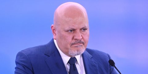 Corte Penale Internazionale, le sanzioni di Trump ostacolano i lavori e prendono di mira il procuratore capo Khan
