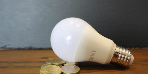 Luce e gas: prezzi all’ingrosso in calo, cosa cambia per le bollette