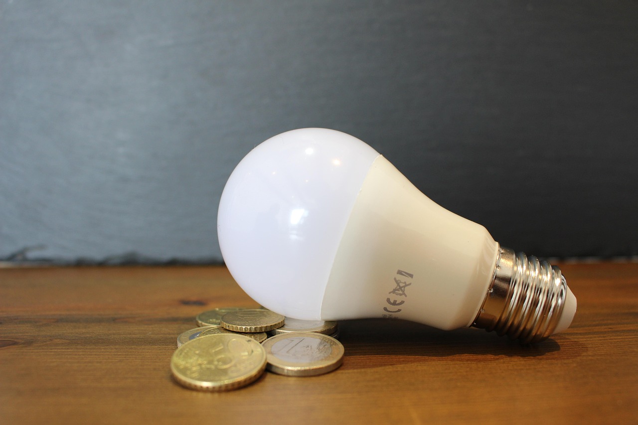Luce e gas: prezzi all’ingrosso in calo, cosa cambia per le bollette
