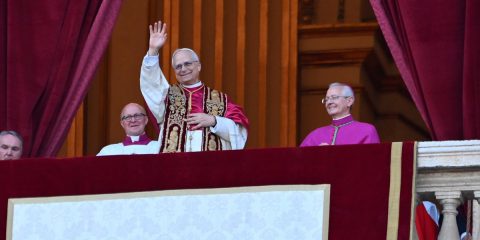 La Giornata Parlamentare. Papa Leone XIV, i messaggi di Mattarella e Meloni. Bruxelles chiede conto all’Italia sul MES. Veneto al voto a novembre
