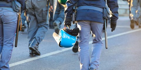 La Giornata Parlamentare. Il Consiglio d’Europa accusa la Polizia italiana di razzismo. Ira di Meloni