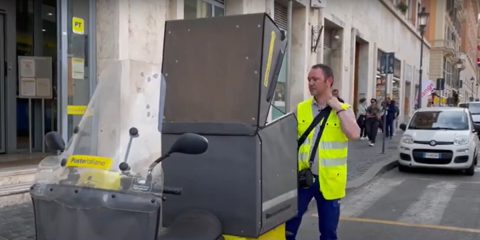 Poste Italiane. Borgo Pio, il rione del Papa raccontato dal portalettere Roberto