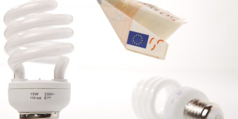 Energia elettrica: prezzi in calo ma oneri e tasse fanno aumentare la spesa degli italiani